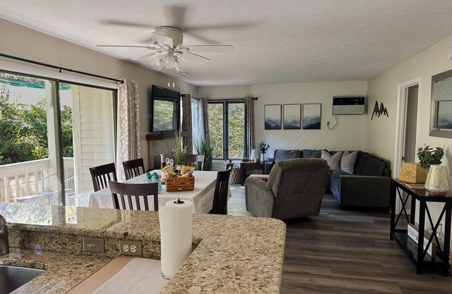 Upscale Wintergreen Getaway. Golf View Deck, Pool, and Modern Comforts