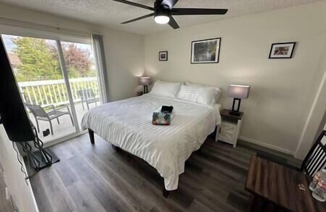 Upstairs, Studio w/King Bed, AC and heat.