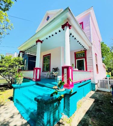 Uptown Colorful Cottage by the Riverwalk
