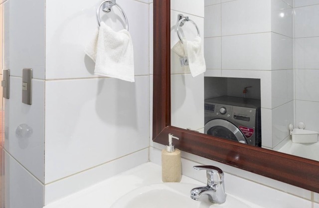 Urban Burgundy - 1BR, Metro, Wifi, TV
