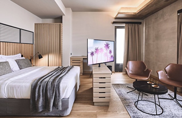 Urban - Deluxe Suite in Glyfada