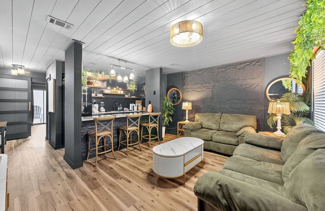 Urban Jungle Themed Apt - Shared Pool - Queen Bed