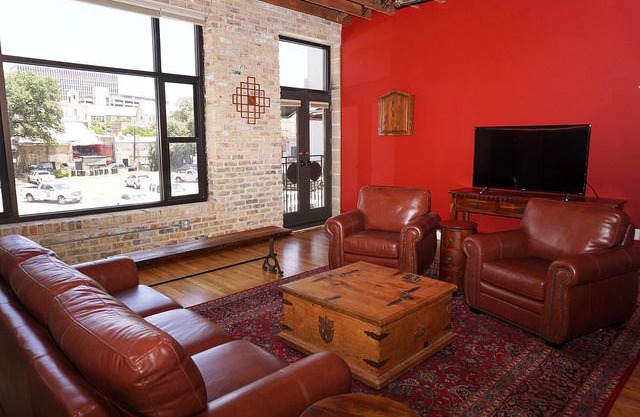 Urban Luxury! Downtown Loft. Close to ACL, Convention Center, SXSW and MORE!!!