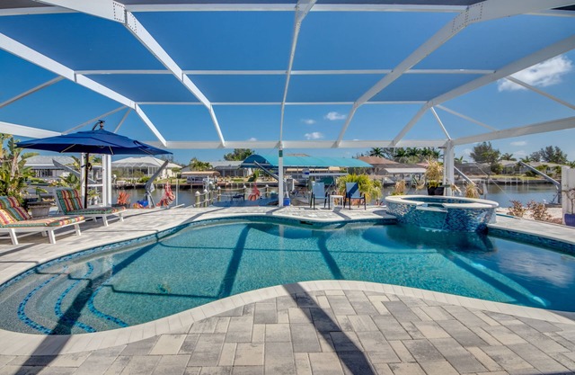 Fun'n Sun-Charming 3 BR/3 baths waterfront villa- pool, spa, dock, fishing poles