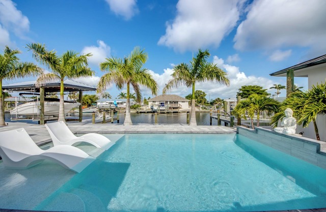 Outstanding 3 BR waterfront pool home in Matlacha Isles/kayaks/fishing poles