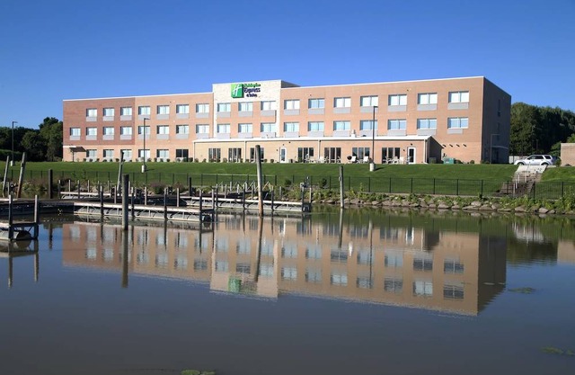 Holiday Inn Express & Suites Port Huron, an IHG Hotel