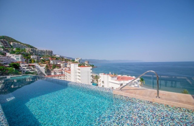 V177 Wonderful Rustic Ocean View W/Wifi and Rooftop, in Romantic Zone.