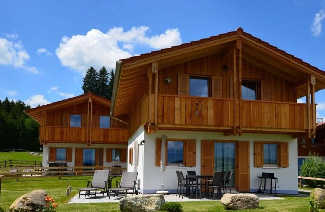 Vacation chalet Allgäuglück, sauna, idyllic location on the edge of the forest, fantastic view