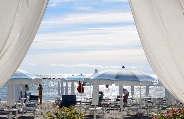 Vacation home front and sea view with beach service and covered parking.