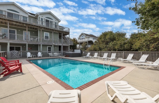 Vacation Paradise! Pool, Hot Tub, Volleyball & Short walk to the Beach!