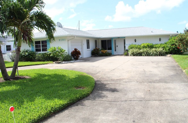 Vacation Rental Home With All Comfort - Pool, Spa, Screen & Waterfront