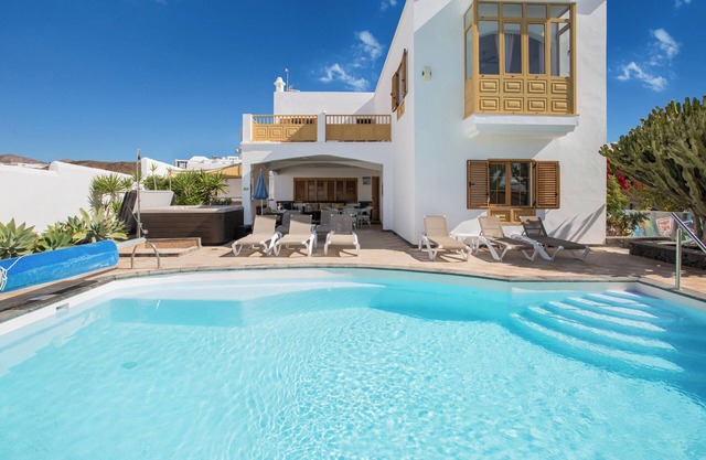 Vacation Villa "Villa Lea" with Sea View, Pool, Fast Wi-Fi