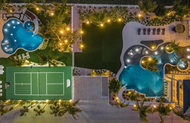 Vacationers Paradise-2 Luxury Homes-60ft Slide-Golf Sim-Sport Court-Near Village