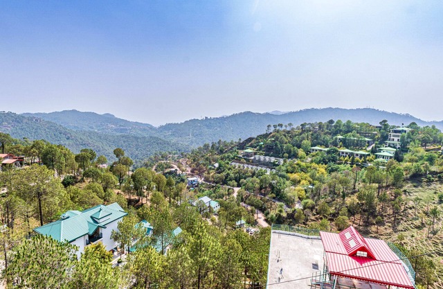 Valley View 2BHK Apartment in Kasauli by Homeyhuts