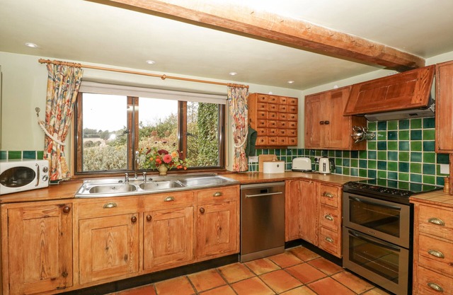 VALLEY VIEW, character holiday cottage, with open fire in Leominster