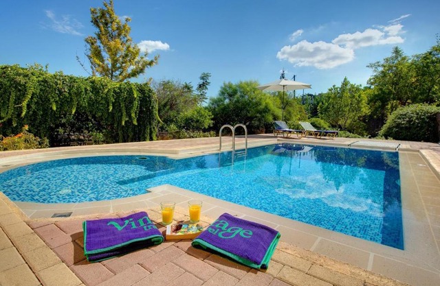 Vamos Villa Sleeps 2 Pool Air Con WiFi