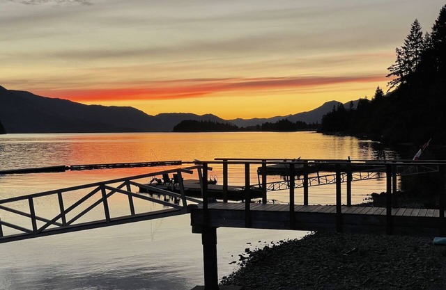 Vancouver Island Lake house delight