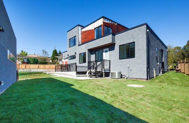 VANCOUVER - Modern 2-Bed 2-Bath Suite on Ground floor. 5 min walk to Golf Course
