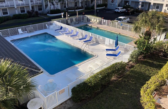 Vanderbilt Beach less than a mile! Dog friendly, Tropical Paradise! 3br & WiFi!
