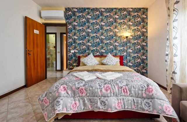 Venice H.S Garden, Room-84