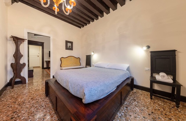 Venice with enchanting canal view - 5 minutes walk from the station