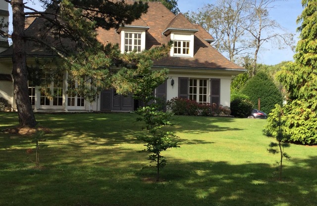 Very beautiful villa, edge of forest, near town center 5 bedrooms 4 bathrooms 240 m2.