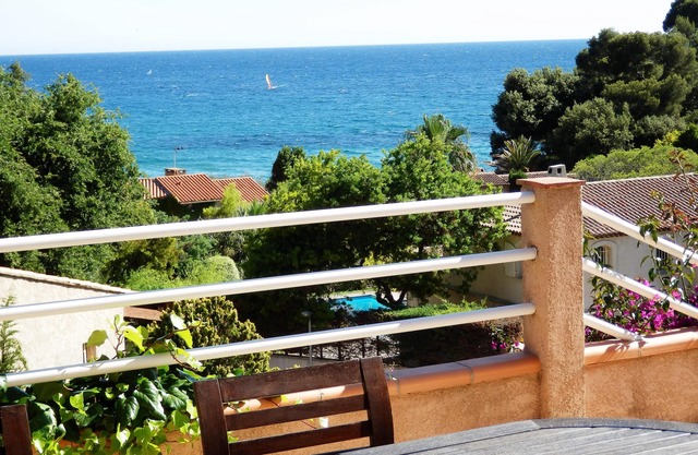 Very beautiful Provencal villa in a quiet setting, with sea view and outdoor heated swimming pool