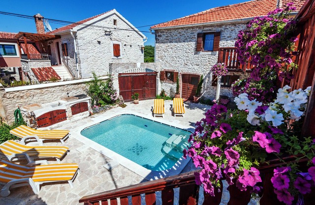 VERY BEAUTIFUL STUDIO APARTMENTS FOR 2-4 PEOPLE WITH OWN POOL 200 m FROM THE BEACH