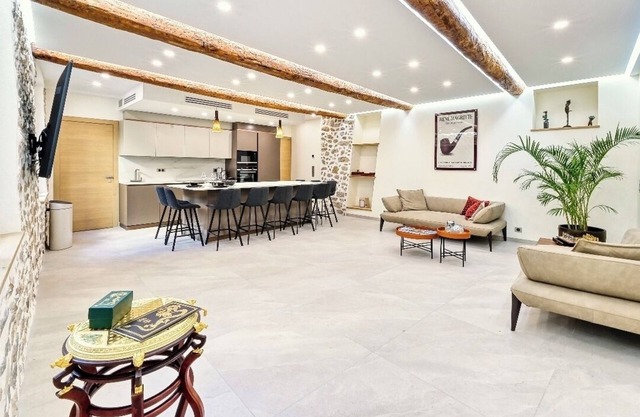 Very large, refined apartment in the heart of old Antibes