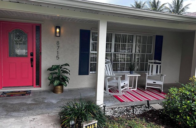 Very Nice 3 Br And 3 Bath Florida Home 1 1/2 Mile From Jupiter Island Beach