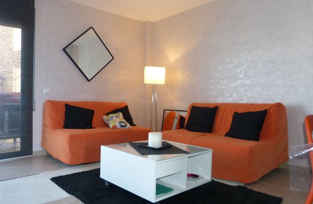 Very nice flat in recent residence.