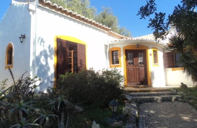 very nice quinta on park-like grounds with sea views