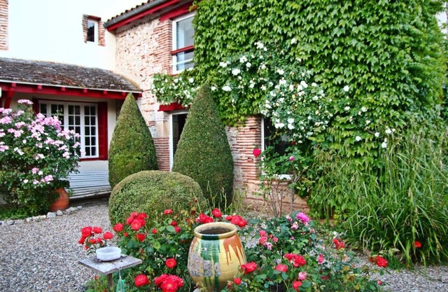 Very pretty house in the village, overlooking the Lot, quiet, flowered garden terrace