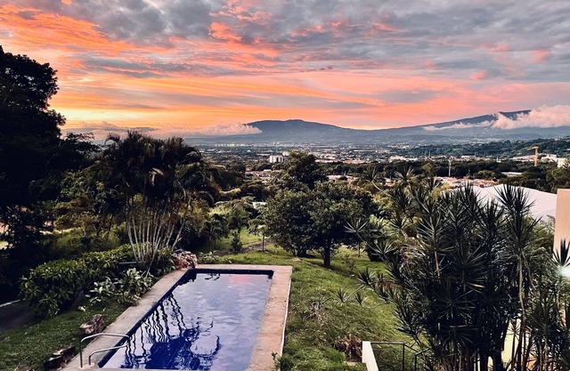 Very private studio, large pool, on a mountain, endless views