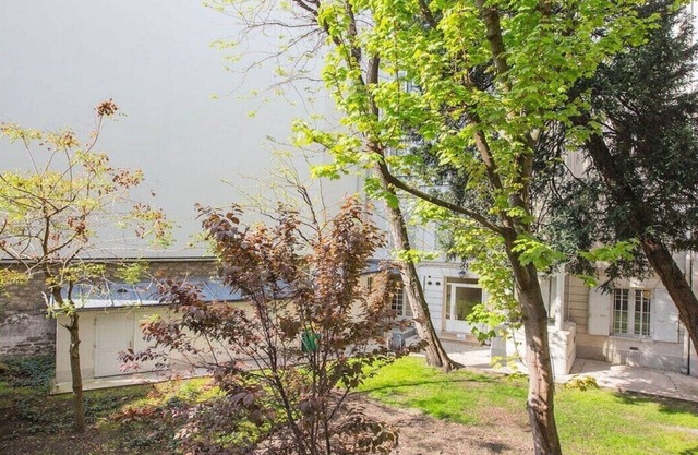 Very quiet and spacious with birds lovely singing in a green yard-Paris Auteuil