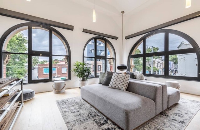 Vibrant apartment close to the MCG!!