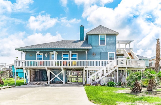 Vibrant, Dog-Friendly Getaway w/ Free WiFi, Enclosed Yard, & Furnished Deck