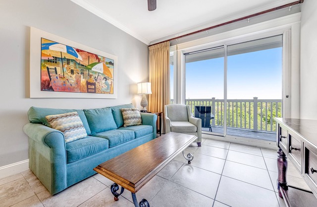 Vibrant seventh-floor condo with pool, hot tub, sauna, private W/D & fast WiFi