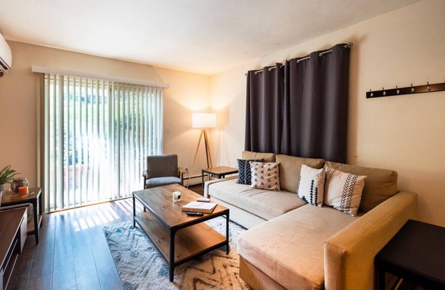 Vibrant, Sunny, & Cozy 2BR Duplex! Welcome!