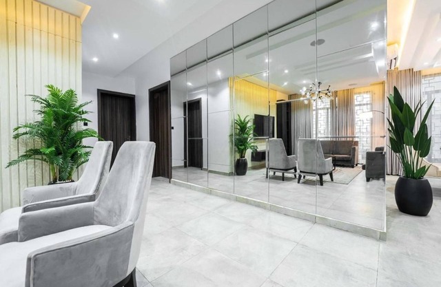 Vic & J Lounge and Hotel