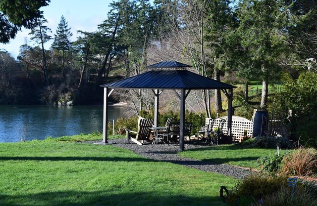 Victoria Area Oceanfront studio close to Royal Roads University &Pearson College