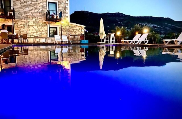 Victoria Hotel and Lounge