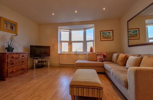 Victoria Parade - Direct sea views and private parking space