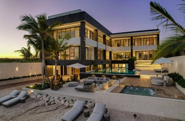 Vida Bella: Oceanfront estate w/private beach, full staff, pool, gym & cinema