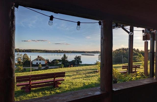 Viesu māja Kolnā pie Adamovas ezera.