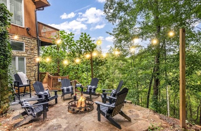 Views! 2 min to Helen! Fire Pit! Hot Tub!