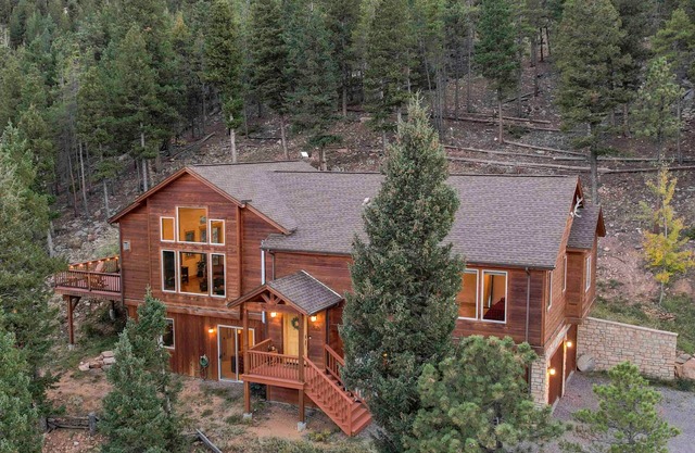 VIEWS! Mountain Cabin w/Saltwater HotTub/Firepit. Close to Trails/Fall leaves