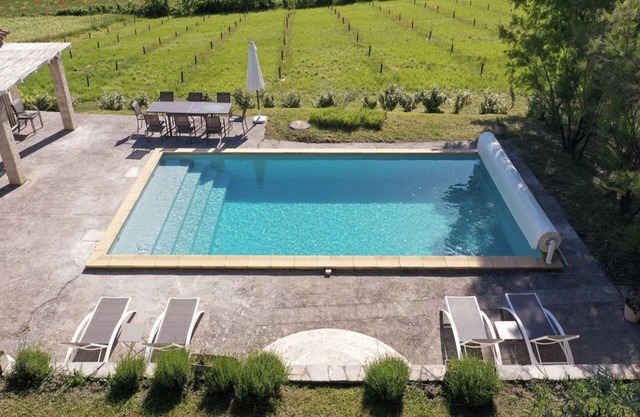 Villa for 10 people, private pool, garden not overlooked
