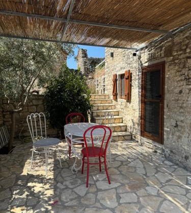 Vila, Upper Qeparo