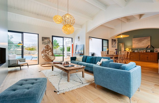 Villa, 10 pers, in the heart of the village in a quiet street, heated swimming pool in summer